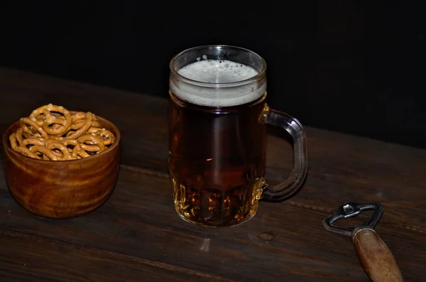 Bier Mit Brezeln Rustikalen Stil — Stockfoto