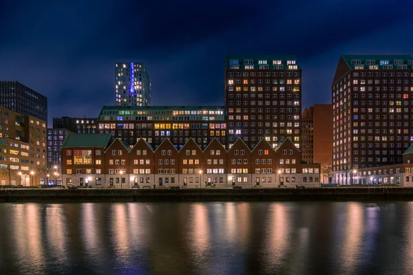 Rotterdam, Hollanda - 20 Mart 2018: Rotterdam, Spoorweghaven 'ın en eski limanlarından biri. Konut ve ofis binaları, akşamları Rotterdam 'da mimarlık.