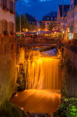 Saarburg, Almanya, 2 Ağustos 2017: Şehir merkezinde gece vakti ünlü Saarburg şelalesi