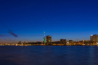 Rotterdam, Hollanda - 20 Mart 2019: Mavi saatte Rotterdam ufuk çizgisi batı tarafında.