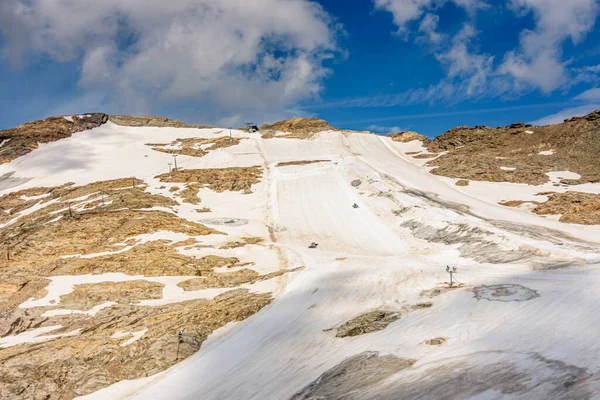 Montañas Cubiertas Nieve Verano Con Cielo Azul — Foto de Stock