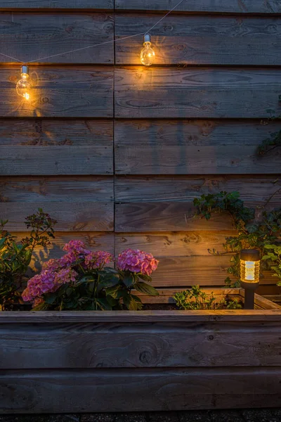 Kleine Solarlaterne Pflanzkübel Und Auf Dem Zaun Solarlampe Garten — Stockfoto