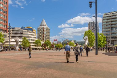 Rotterdam, Hollanda - 27 Mayıs 2022: Blaak istasyonundaki Binnenrotte 'de yürüyen insanlar. Arka planda, Willemsbrug, De Potlood, Merkez Kütüphane ve Markthal