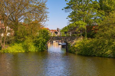 Leiden, Hollanda - 8 Mayıs 2016: Vlietbrug, Leiden şehrinin iç kesimlerinde taş kemerli bir köprüdür. Dilenciler Leiden 'a 3 Ekim 1574' te İspanyollar 'ı rahatlatmak için girdiler.