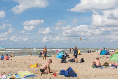 Katwijk aan Zee, Hollanda - 6 Ağustos 2017: Birçok insan güzel bir yaz günü Katwijk aan Zee 'de sahilde ve denizde eğleniyor. Ara ver ya da tatilini kutla..