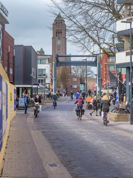 Alphen aan den Rijn, Hollanda - 3 Nisan 2021: Alphen aan den Rijn 'in merkezindeki Pieter Doelmanstraat' ın sokak manzarası