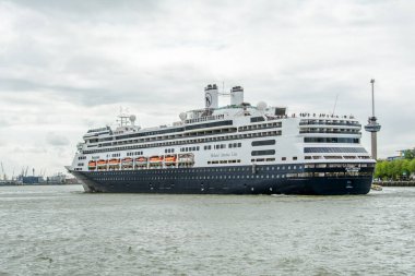 Rotterdam, Hollanda - 14 Mayıs 2016: Hollanda Amerika Hattı 'nın seyir gemisi Rotterdam' dan yola çıkıyor. Güvertedeki insanlar eve el sallıyor..