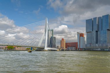 Rotterdam, Hollanda - 14 Mayıs 2016: Rotterdam 'da bir yaz günü Kop van Zuid. Rotterdam Limanı 'ndan Maas' a giden bir gemi var.