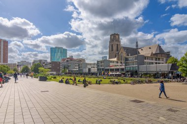 Rotterdam, Hollanda - 27 Mayıs 2022 Rotterdam 'ın merkezinde güneşli bir gün. İnsanlar Grotemarkt ve Hoogstraat arasındaki çimenlikte alışveriş yapıp eğleniyorlar..