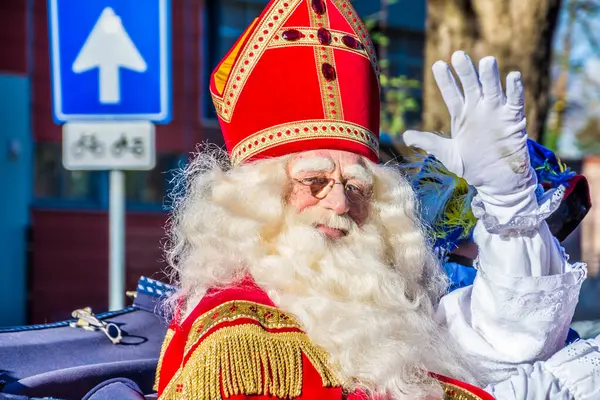 Leiderdorp, Hollanda - 21 Kasım 2015: Sinterklaas geçit töreni sırasında halka neşeyle el sallıyor. Sinterklaas Hollanda 'ya döndüğünde tipik bir Hollanda geleneğidir..