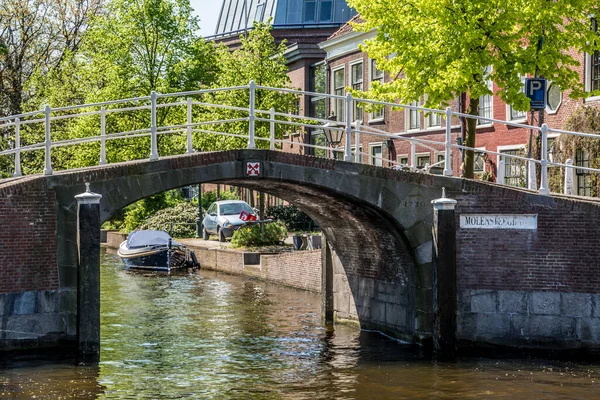 Leiden Países Bajos Mayo 2016 Uno Los Muchos Puentes Sobre — Foto de Stock