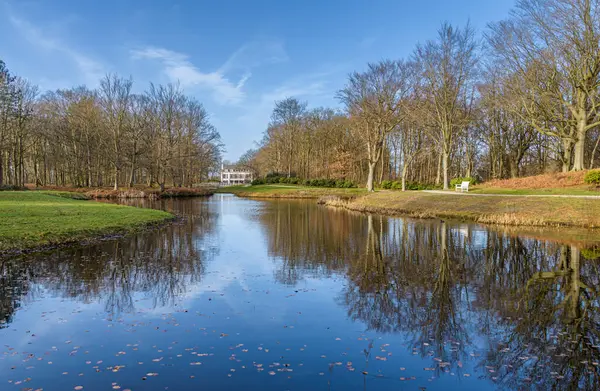 Mirror pond in the Leeuwenhorst nature reserve in Noordwijkerhout. In the background is the country house Dijckenburgh.