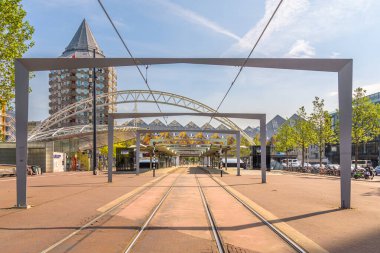 Rotterdam, Hollanda - 4 Haziran 2021: Rotterdam 'daki Blaak İstasyonu' ndaki tramvay raylarının üzerinden arka planda ünlü küp evleri ve Pootlood ile birlikte