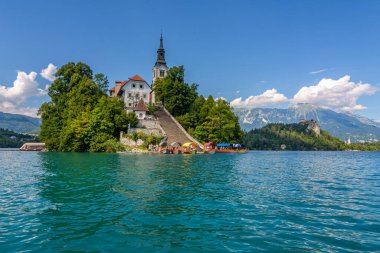 Bled, Slovenya - 29 Temmuz 2023: Slovenya 'nın Bled Gölü üzerinde turist ve tekneli ünlü kilise