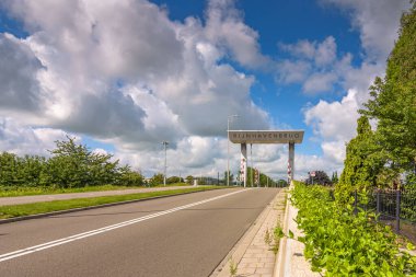 Alphen aan den Rijn, Hollanda - 26 Temmuz 2020: Alphen aan den Rijn 'deki Rijnhaven Köprüsü' ne giden boş bir yol