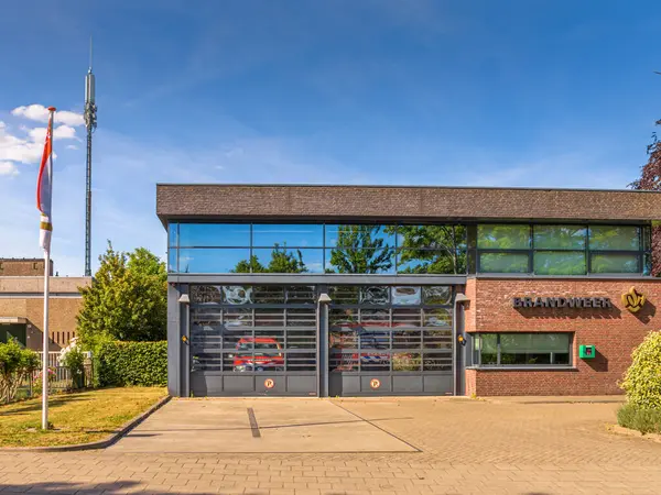 Koudekerk, aan den Rijn, Hollanda - 31 Mayıs 2020: Güneşli bir günde Alphen aan den Rijn belediyesi Koudekerk aan den Rijn 'deki gönüllü itfaiyenin itfaiyesi