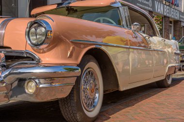Alphen aan den Rijn, Hollanda - 16 Eylül 2023: Pontiac Star Chief klasik bir Amerikan arabası.