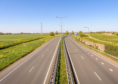 Polonyalı bir arazide boş bir kırsal yol