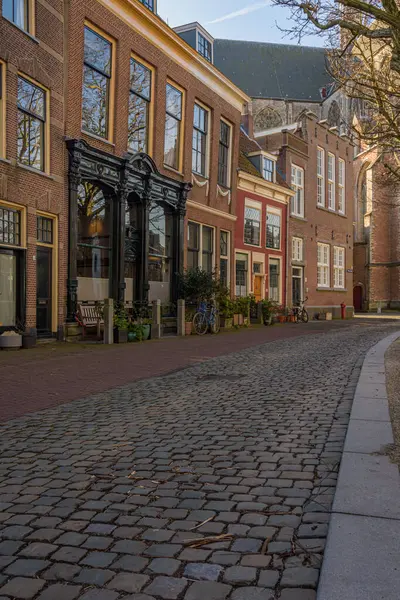 Leiden, Hollanda - 17 Mart 2023: The Hooglandse Kerkgracht in the Leiden. Leiden 'ın merkezinde Hooglandsekerk yakınlarında.