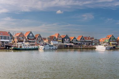 Volendam, Hollanda - 13 Temmuz 2022: Markermeer 'de Volendam manzarası