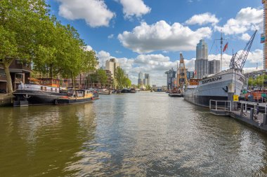 Rotterdam, Hollanda - 27 Mayıs 2022: Rotterdam 'ın merkezindeki De Leuvehaven şehir limanında görüş