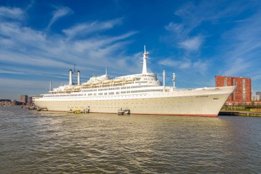 Rotterdam, Hollanda - 28 Şubat 2022: Rotterdam, Rotterdam 'daki Katendrecht rıhtımında bulunan SS Rotterdam artık yüzen bir oteldir..