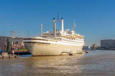 Rotterdam, Hollanda - 28 Şubat 2022: Rotterdam 'ın Rotterdam' daki Katendrecht rıhtımında bulunan SS Rotterdam artık yüzen bir oteldir.