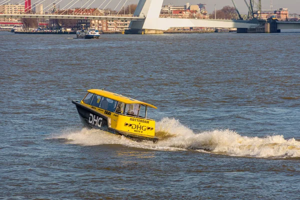 Rotterdam, Hollanda - 28 Şubat 2022: Su taksisi Rotterdam 'daki Maas' a gidiyor. Suyu geçmek için güzel bir yol..