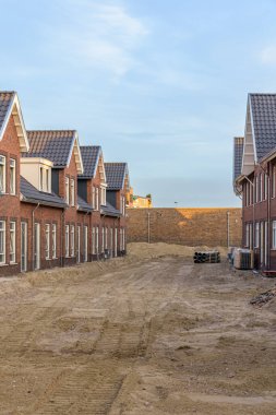 Hazerswoude-Rijndijk, Hollanda - 11 Temmuz 2022: Hazerswoude-Rijndijk 'te yeni inşa edilen evler, Alphen aan den Rijn belediyesi. Sokak hala bir kum ovası.