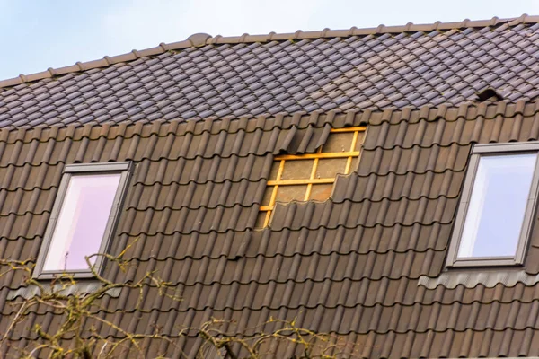 Eunice fırtınasından dolayı çatıda hasar var. Çatı kiremitleri parçalanmış.