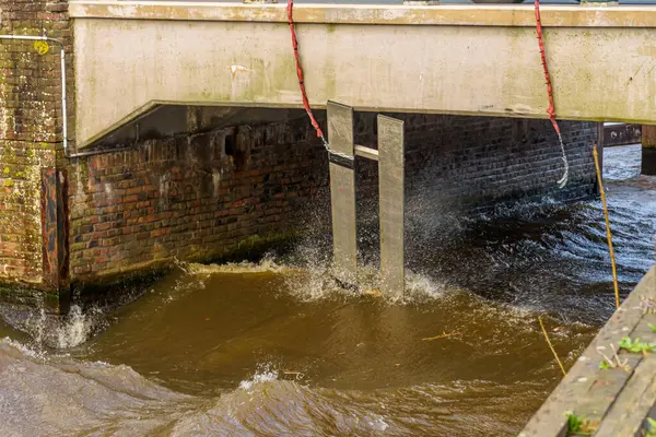 Köprüdeki bir işaret fırtına sırasında esen güçlü rüzgar tarafından savruldu Eunice.