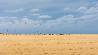 Kijkduin, Hollanda - 19 Haziran 2022: Kijkduin sahilindeki Zandmotor 'da Kitesurfers' ın panoramik görüntüsü