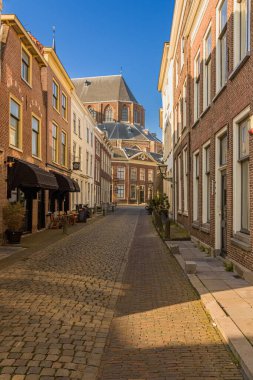 Leiden, Hollanda - 5 Mart 2022: Pieterskerk manzaralı Leiden 'ın merkezindeki Pieterskwartier' de güneşli bir gün