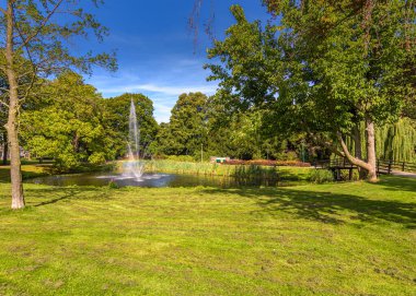 Alphen aan den Rijn, Hollanda - 23 Ağustos 2019: Güneşli bir günde Alphen aan den Rijn 'de şehir parkı
