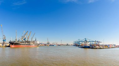 Rotterdam, Hollanda - 28 Şubat 2022: Kış gününde açık mavi gökyüzü ile Rotterdam Eemhaven 'ın panoramik manzarası