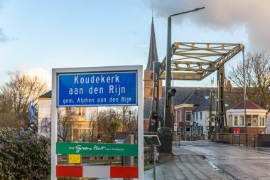 Koudekerk aan den Rijn, Hollanda - 11 Şubat 2022: Alphen aan den Rijn belediyesine bağlı Koudekerk aan den Rijn 'in yer adı. Tabela Koudekerksebrug 'da.