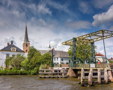 Koudekerk aan den Rijn, Hollanda - 8 Haziran 2019: Eski Ren Nehri üzerindeki Koudekerkse köprüsü