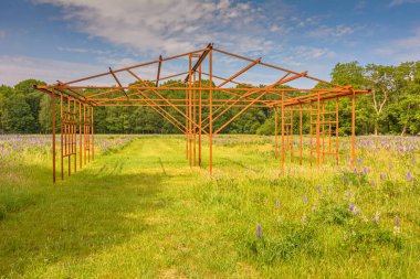 Hooghalen, Hollanda - 11 Haziran 2017: Westerbork 'taki Westerbork transit kampında eski inşaat iskeleti