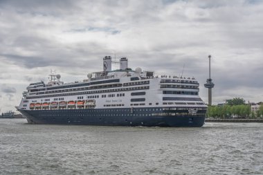 Rotterdam, Hollanda - 14 Mayıs 2016: Hollanda Amerika yolcu gemisi Rotterdam 'dan ayrılıyor.