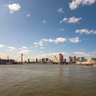 Rotterdam, Hollanda - 29 Mart 2020: Willemsbrug gibi ünlü mimari yapılarla Rotterdam silueti