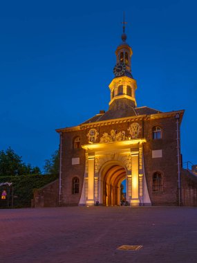 Leiden, Hollanda - 5 Aralık 2018 Leiden Zijlpoort, gün batımından sonraki mavi saat