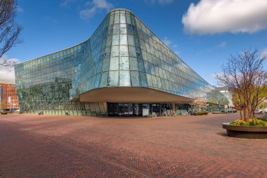 Alphen aan den Rijn, Hollanda - 3 Nisan 2021: Gündüz Alphen aan den Rijn belediye binası.