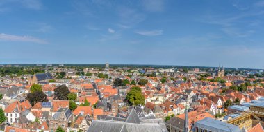 Deventer, Hollanda - 27 Ağustos 2016: Deventer üzerine Lebuinus kilisesinden merkeze doğru bir görüş. Uzakta Bergkerk ve Birader Birader 'i görebilirsiniz.