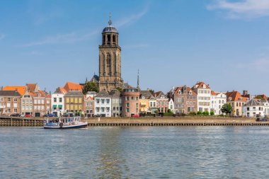 Deventer, Hollanda - 27 Ağustos 2016: Hanseatic şehri Deventer 'in önündeki şehir. IJssel 'in diğer tarafından Lebuinuskerk' i görebilirsiniz..