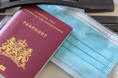 Paketlenmiş ağız maskesi ve pasaport tatile hazır..