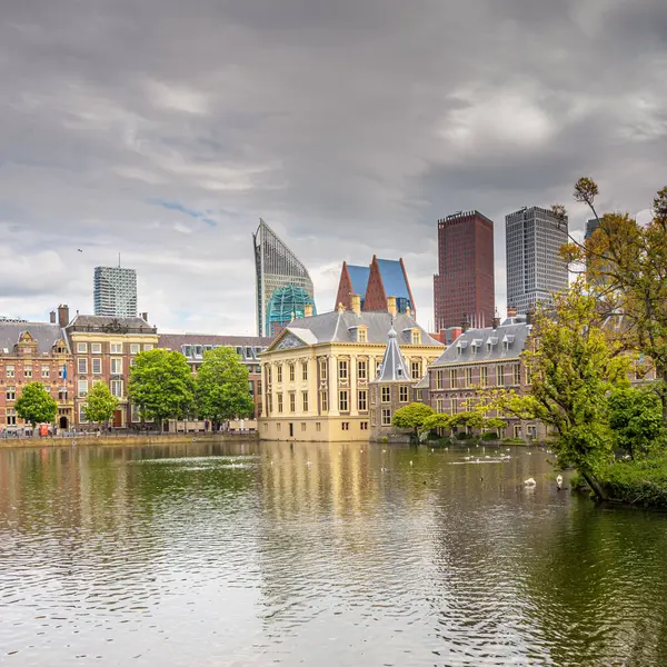 Lahey, Hollanda - 10 Mayıs 2019: Moritshuis (resmi olarak Moritshuis Kraliyet Tabloları Kabinesi), 1822 yılından bu yana Lahey 'de Altın Çağ' dan kalma tabloların yer aldığı bir müzedir.