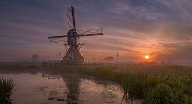 Leiderdorp, Hollanda - 8 Mayıs 2020: değirmende gün doğumunun panoramik görüntüsü. Güney Hollanda 'da Leiderdorp' taki Munnikenpolder 'de tipik bir Hollanda manzara resmi