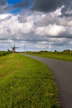 Leiderdorp, Hollanda 6 Temmuz 2020: Güney Hollanda Leiderdorp Munnikenpolder yürüyüş yolu
