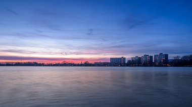 Güzel bir gün batımı Alphen aan den Rijn, Hollanda 'da bir tZegerplas