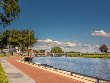 Dalfsen, Hollanda - 4 Ağustos 2020: Vecht boyunca Dalfsen 'de yürüyüş güvertesi